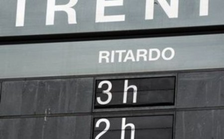 TABELLONE ALLA STAZIONE SEGNA RITARDO